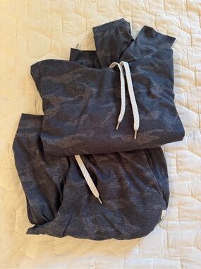 Vuori halo  Charcoal Camo Heather Lounge Set Hoodie and Joggers size S